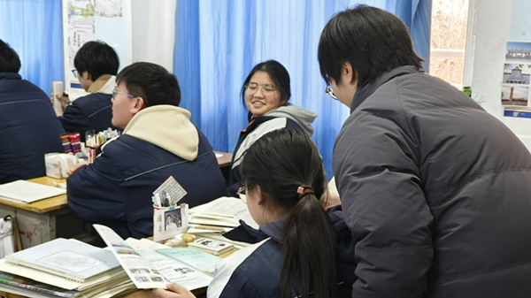 图 2回访队给同学们发放宣传页并和同学们交流_副本.png