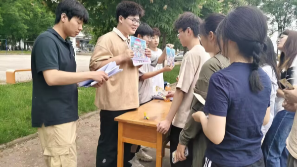图为同学们在时光放映机前竞猜动画剧照，重温童年记忆_副本.png