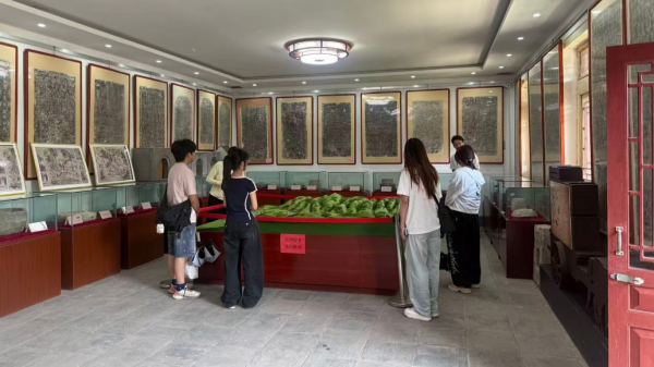 图2  实践队员在三德范村史馆了解章丘芯子发展史_副本.png