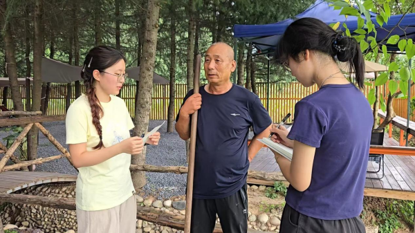 图为实践队员在合作社园区开展实地走访调研_副本.png