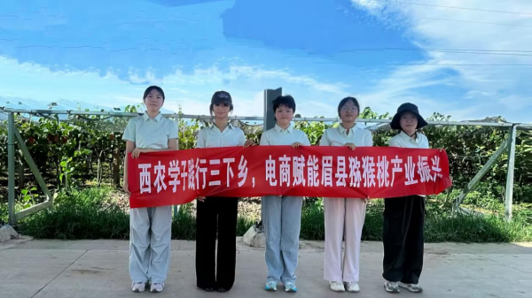 图为团队成员合影_副本.png