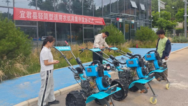 图为成员参观轻简型适用农机具_副本.png