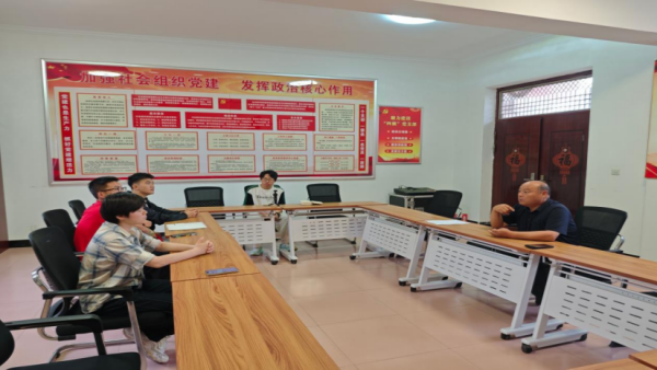 图 2与下凉泉村书记座谈_副本.png