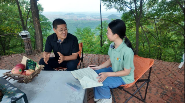 图为,实践队专访延安山地苹果园“延小果”品牌负责人胡老师,深入了解山地苹果种植管理与产业困境_副本.png