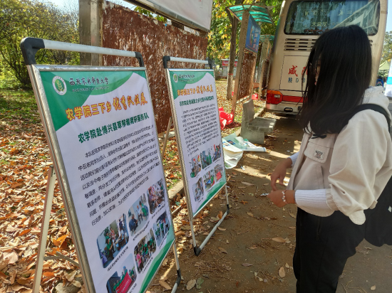 同学们观看展板裁剪.png