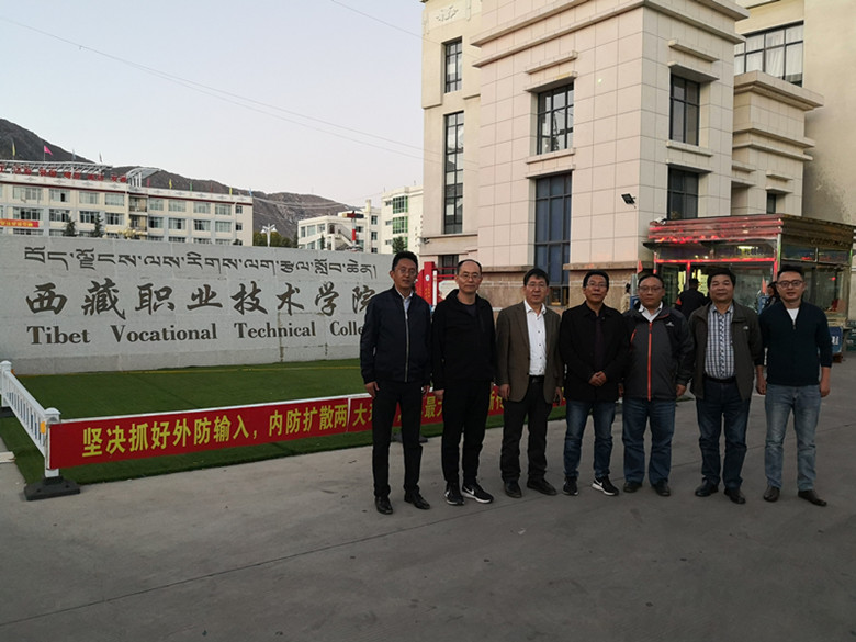 院长会见后与大家合影_副本.jpg