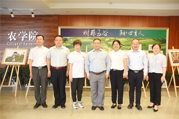 12新一届党委委员合影_副本.jpg