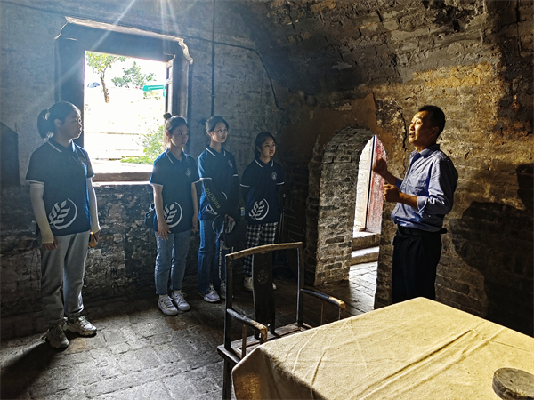 向导为队员们介绍八路军会议室旧址.jpg