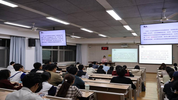 图为农学院学生在进行团课学习_副本.png