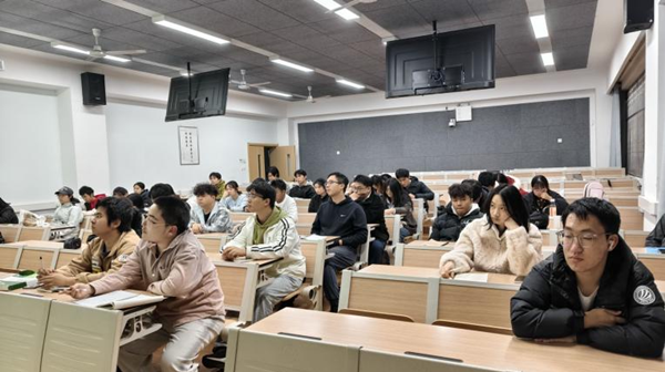图为同学们认真听讲_副本.png