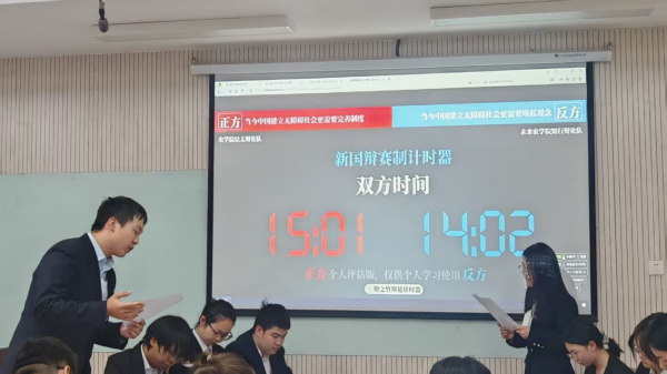 图为辩手们在攻辩环节中阐释观点_副本.png