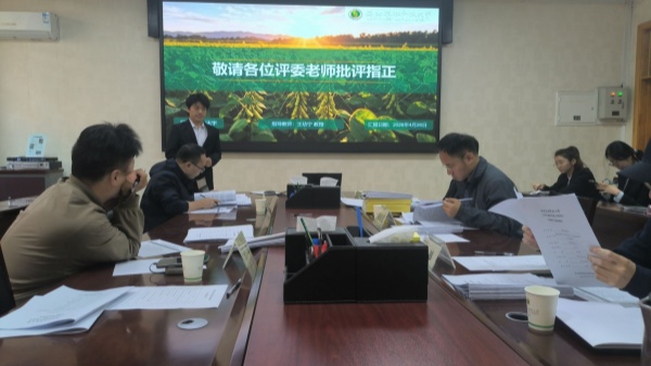 审评老师聆听点评现场.jpg